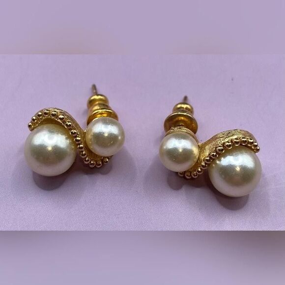 Gold Tone Faux Pearl Swirl Post Earrings Womens Beaded Double Pearl Studs White - Picture 1 of 2